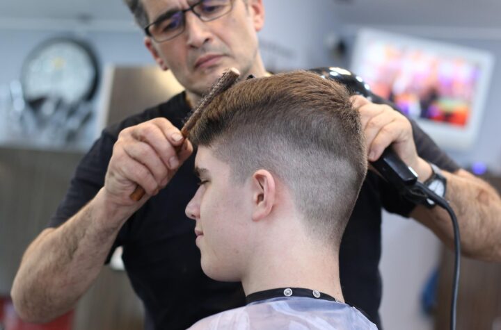 Czym wyróżnia się dobry fryzjer męski?